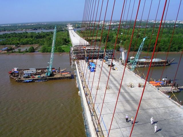 เวียดนามสร้างสะพานข้ามทะ
