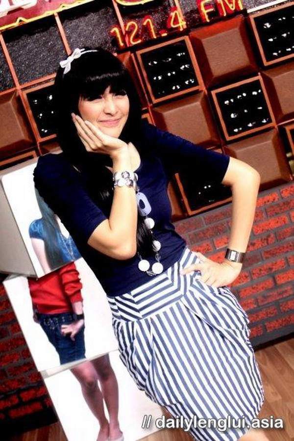 Sandra Dewi นางแบบ สา