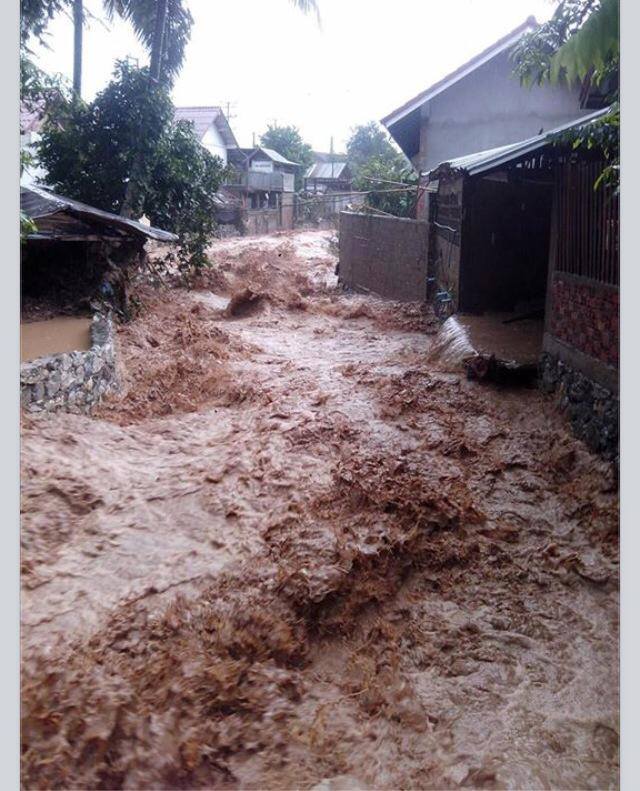 น้ำท่วมฉับพลันขึ้นในเขตเ
